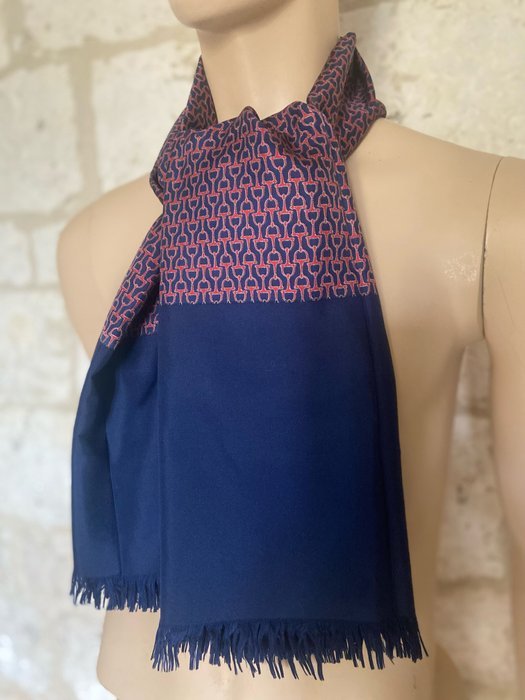 Hermès - Street Chic - Scarf