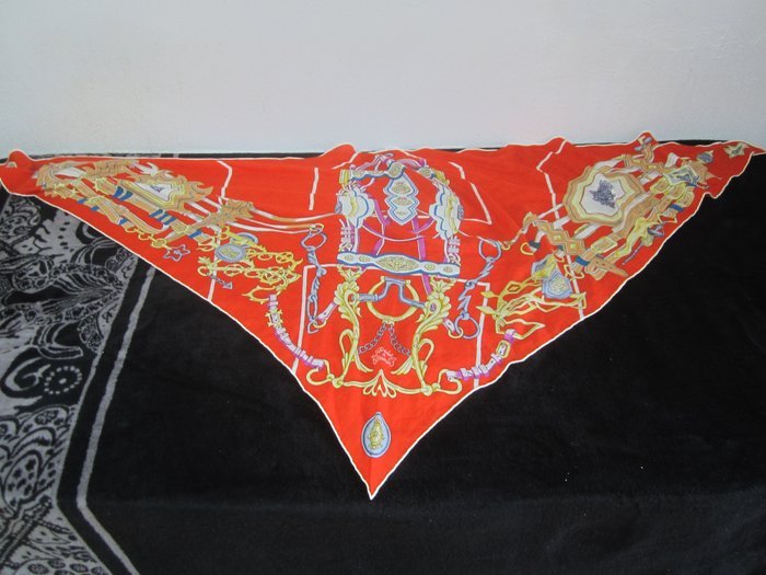 Hermès - Triangle Géant Brides & Destin 140x140x200cm en CACHEMIRE et SOIE - Foulard
