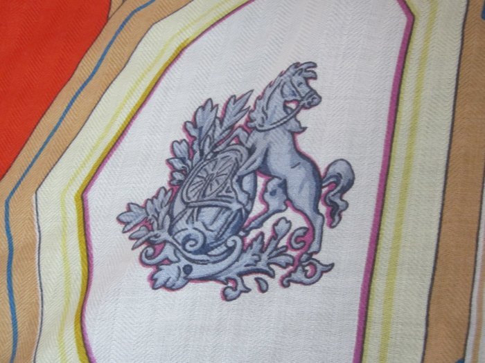 Hermès - Triangle Géant Brides & Destin 140x140x200cm en CACHEMIRE et SOIE - Foulard - Image 6