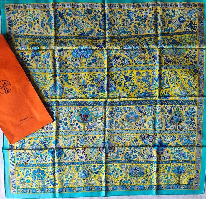 Hermès - AU PAYS DES OISEAUX-FLEURS by Christine Henry, recherché - Foulard