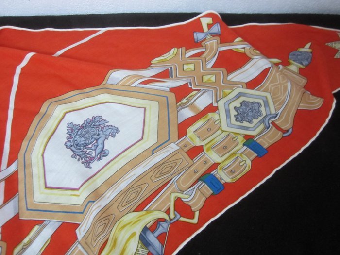 Hermès - Triangle Géant Brides & Destin 140x140x200cm en CACHEMIRE et SOIE - Foulard - Image 5