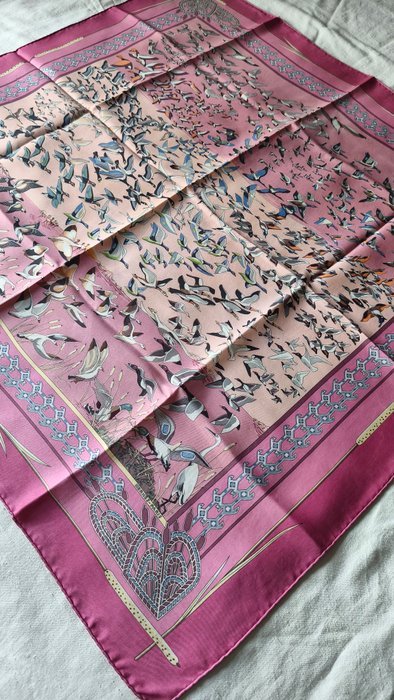 Hermès - LIBRES COMME L'AIR by Annie Faivre. Recherché - Foulard - Image 6