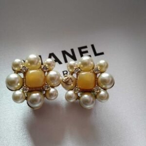 Chanel - Synthetic gemstone - Gold-plated, Resin, Metal, Imitation pearl - Earrings