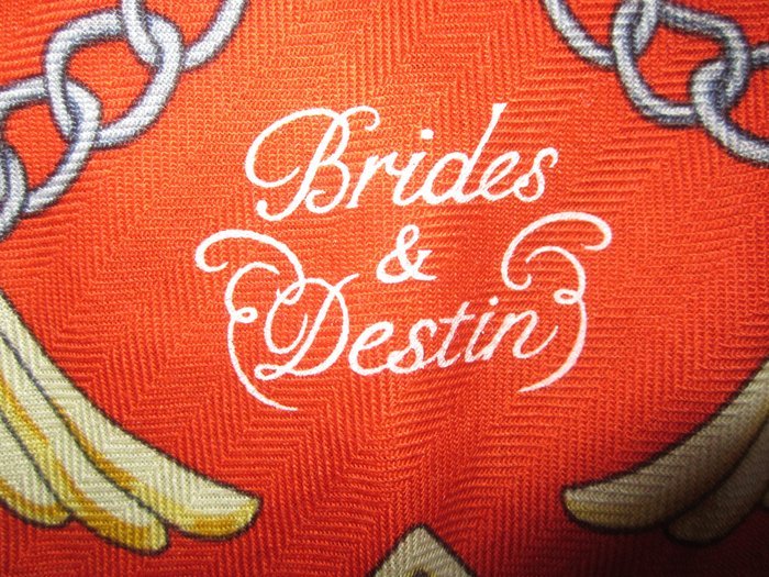 Hermès - Triangle Géant Brides & Destin 140x140x200cm en CACHEMIRE et SOIE - Foulard - Image 2
